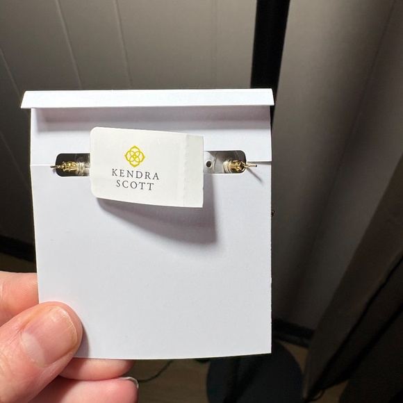 Kendra Scott Krista Hoop white pearl and Gold . NWT - Picture 4 of 5